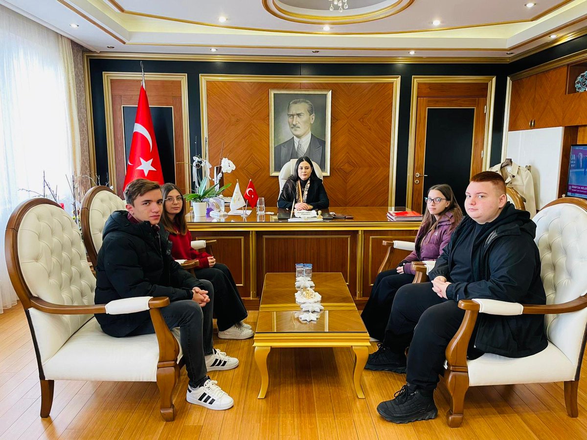 "Çevreme Duyarlıyım, Değerlerime Sahip Çıkıyorum" (ÇEDES) projesi kapsamında, Saraylar Anadolu İmam Hatip Lisesi ve Marmara Çok Programlı Anadolu Lisesi öğrencilerimizi Kaymakamımız Sn. Rumeysa GÖRENTAŞ makamında misafir etti.
​Ziyaretin ana teması olan "Adabımuaşeret" üzerine