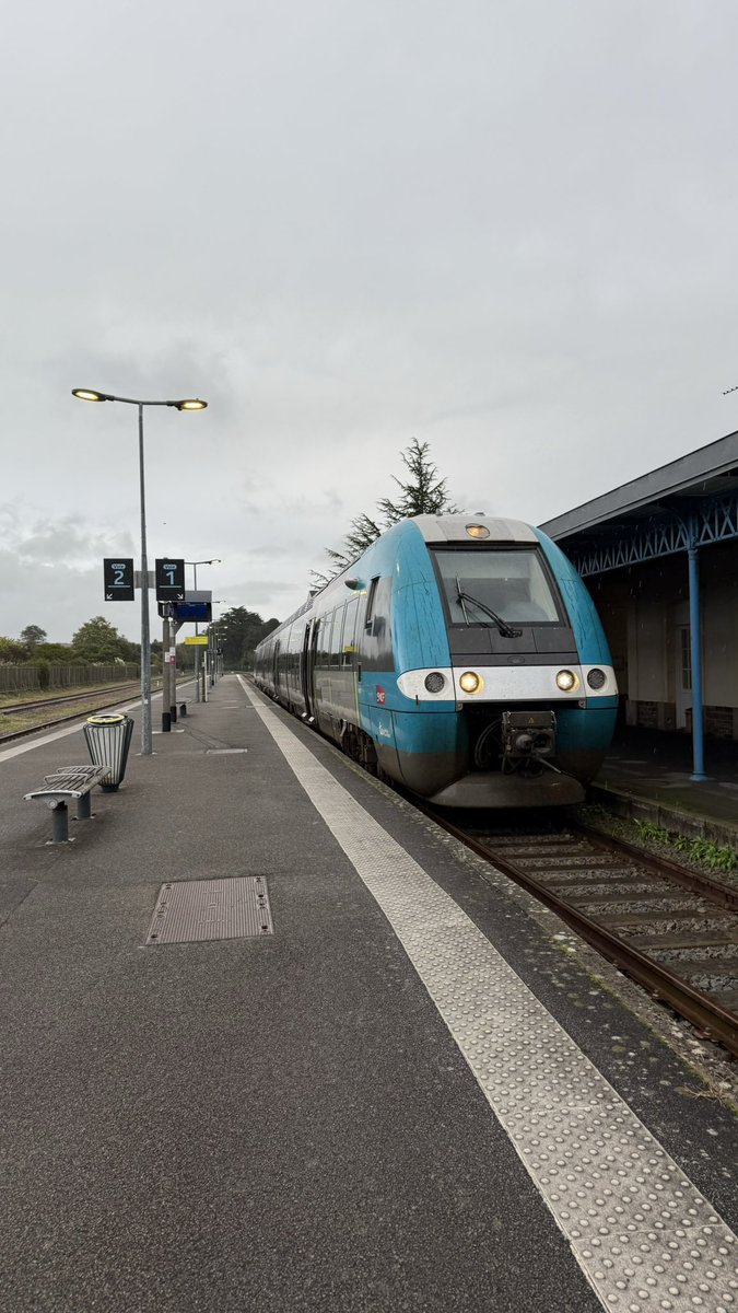 TERPays2LaLoire's tweet photo. 🚦#FlashInfoAléopEnTER 17h30. Le train 858872 #LesSables➡️#Nantes de 16h28 circule avec un retard de 28 minutes, il a dû attendre le passage d'un train tombé en panne dans le sens inverse.
Je vous réponds ici ! 👋 https://t.co/5k9fCBNULI