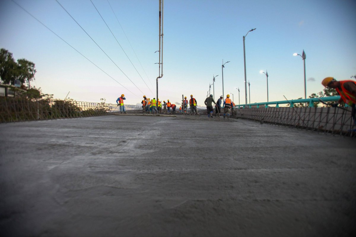 JorgeAldanaB's tweet photo. Esta mañana desde muy temprano, realizamos la fundición de la última losa de la viga área en el paso Papa Francisco, una megaobra que beneficia a miles de capitalinos en el sector de la salida a Mateo, en Comayagüela.👷🏻‍♀️🌇🌉🪏 https://t.co/Z7k0XZkxWF