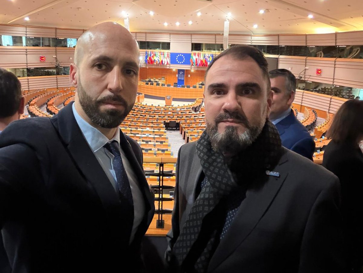 🔵 Europa marca el camino: Profesión de Riesgo y Jubilación Digna. 🇪🇺⚖️

La Plataforma <a href="/PlataformaPNyGC/">Mismo Trabajo Misma Jubilación</a> se reúne en el Parlamento Europeo con el para impulsar una Directiva clave que blinde nuestros derechos: 

✅ Jubilación anticipada sin pérdida retributiva. 
✅ Protección