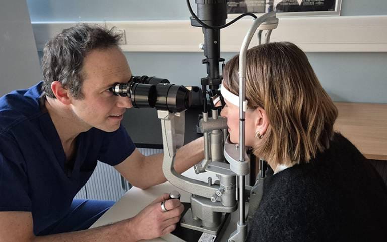 👁️‍🗨️ Cuando la ciencia cumple una profecía: médico judío devuelve la vista a ciegos

No es el Mashíaj, pero sí abrió los ojos de quien la medicina había dado por perdida.
El Dr. Harry Petrushkin logró algo histórico: encontrar una cura para la hipotonía ocular, una forma de