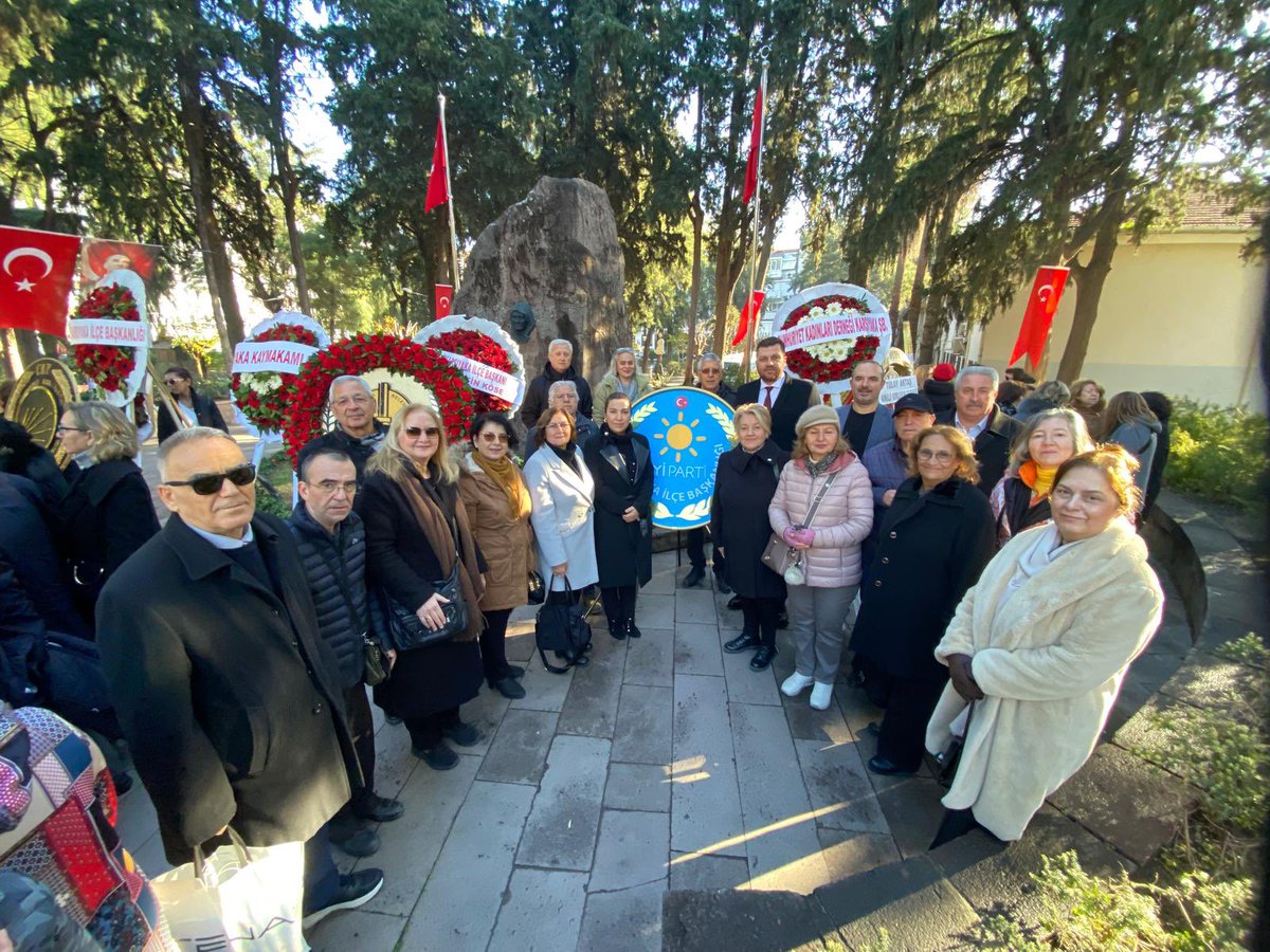 İYİ Parti Karşıyaka İlçe Başkanımız ve Teşkilatımız ile birlikte, Cumhuriyetimizin kurucusu Gazi Mustafa Kemal Atatürk’ün annesi Zübeyde Hanım’ı, vefatının yıl dönümünde saygı, rahmet ve minnetle andık.

Onun yetiştirdiği evlat ve bıraktığı değerler, Cumhuriyetimizin temelini