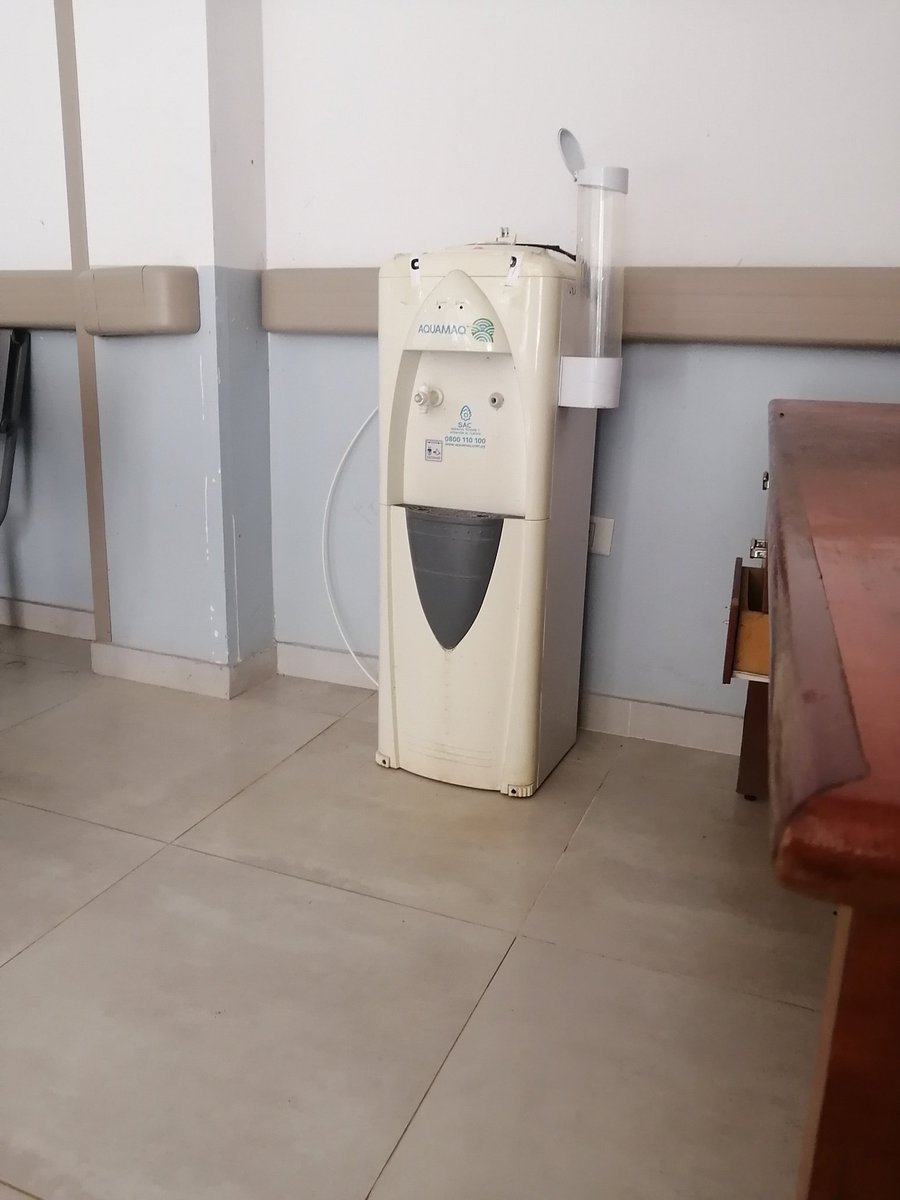La Unidad sanitaria de Paraguarí del <a href="/IPSParaguay/">IPS Paraguay</a> se encuentra sin bebedero y los asegurados qué acuden al lugar a parte del vital líquido, soportan calor  a falta de aire acondicionado y/o ventilador en el área de recepción. El destruido aguatero eléctrico se exibe como trofeo.