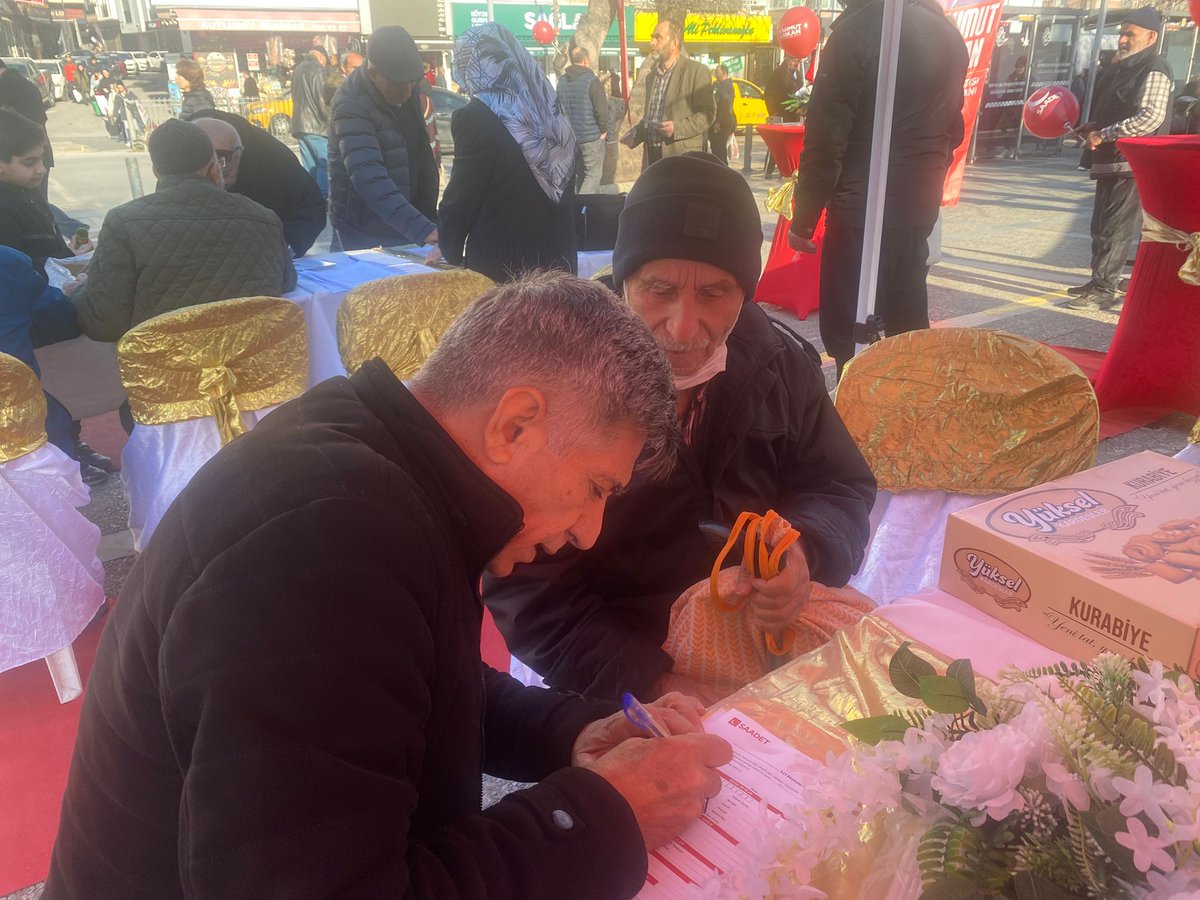 Buca İlçe Teşkilatımız; "En Düşük Emekli Maaşı Asgari Ücret Seviyesinde Olsun" konulu kanun teklifimiz çerçevesinde Şirinyer Migros önünde stand açarak vatandaşlarımızdan imza topladı.