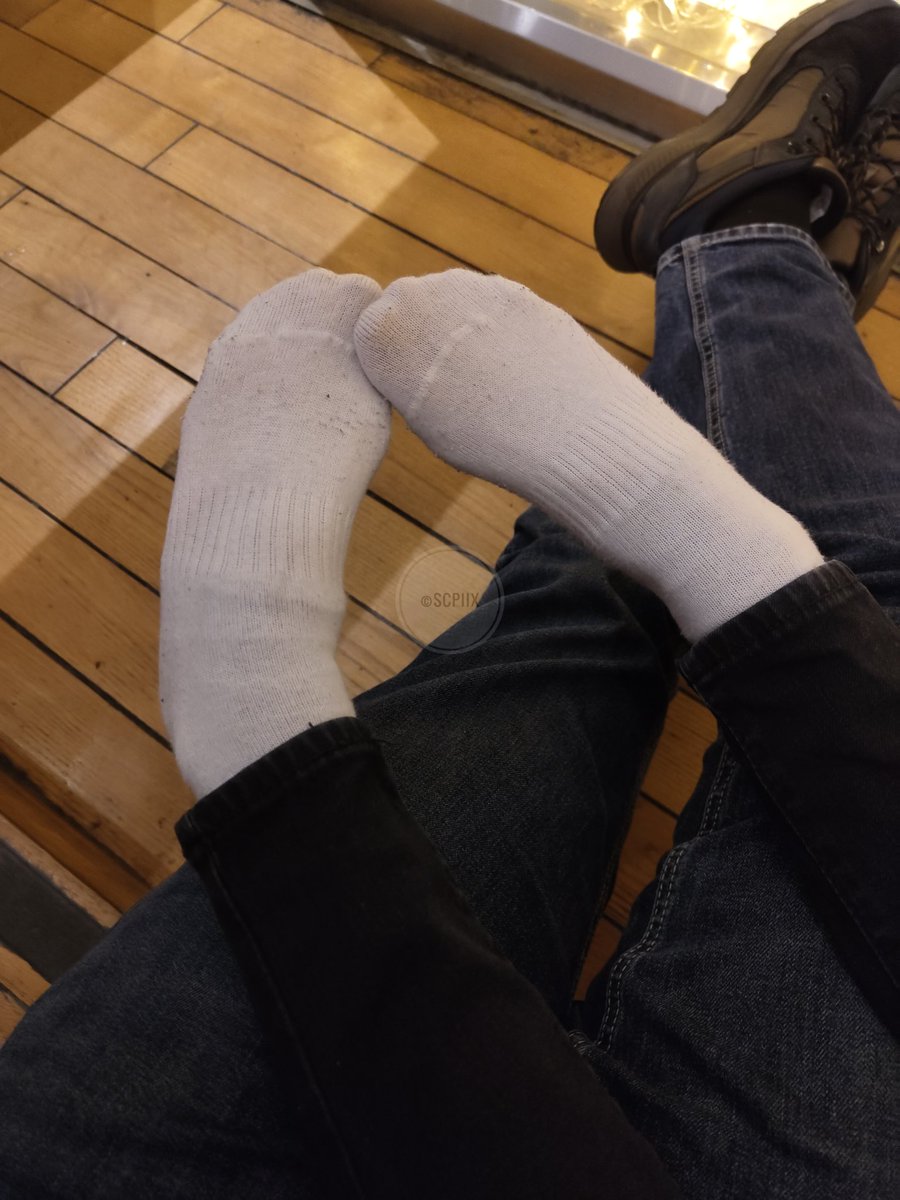 scpiix's tweet photo. Yesterday was a terrible day for me. Before going back home, I met an unknown cute girl if she wanted to make some quick buck... I was like : I have nothing to loose! Here is the result 😜 Give me tons of like and I'll release more... 🧦
#socks #foot #feet #feetlovers #socksmodel https://t.co/RMxgDb6HZp