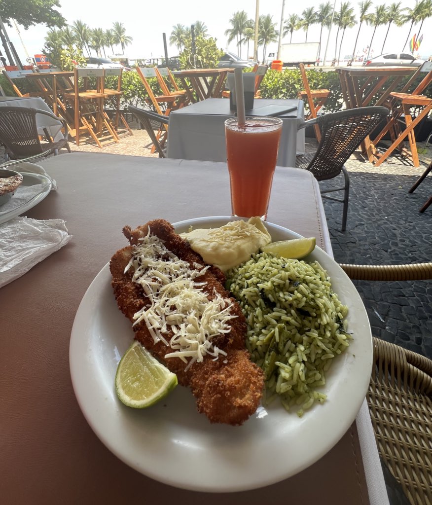 “Paragua muerto de hambre” me grito un argentino en Copacabana el año pasado porque no le quise comprar sus pulseritas cuando él me insistía, él estaba vendiendo pulseritas y yo estaba almorzando en un restaurante🤣