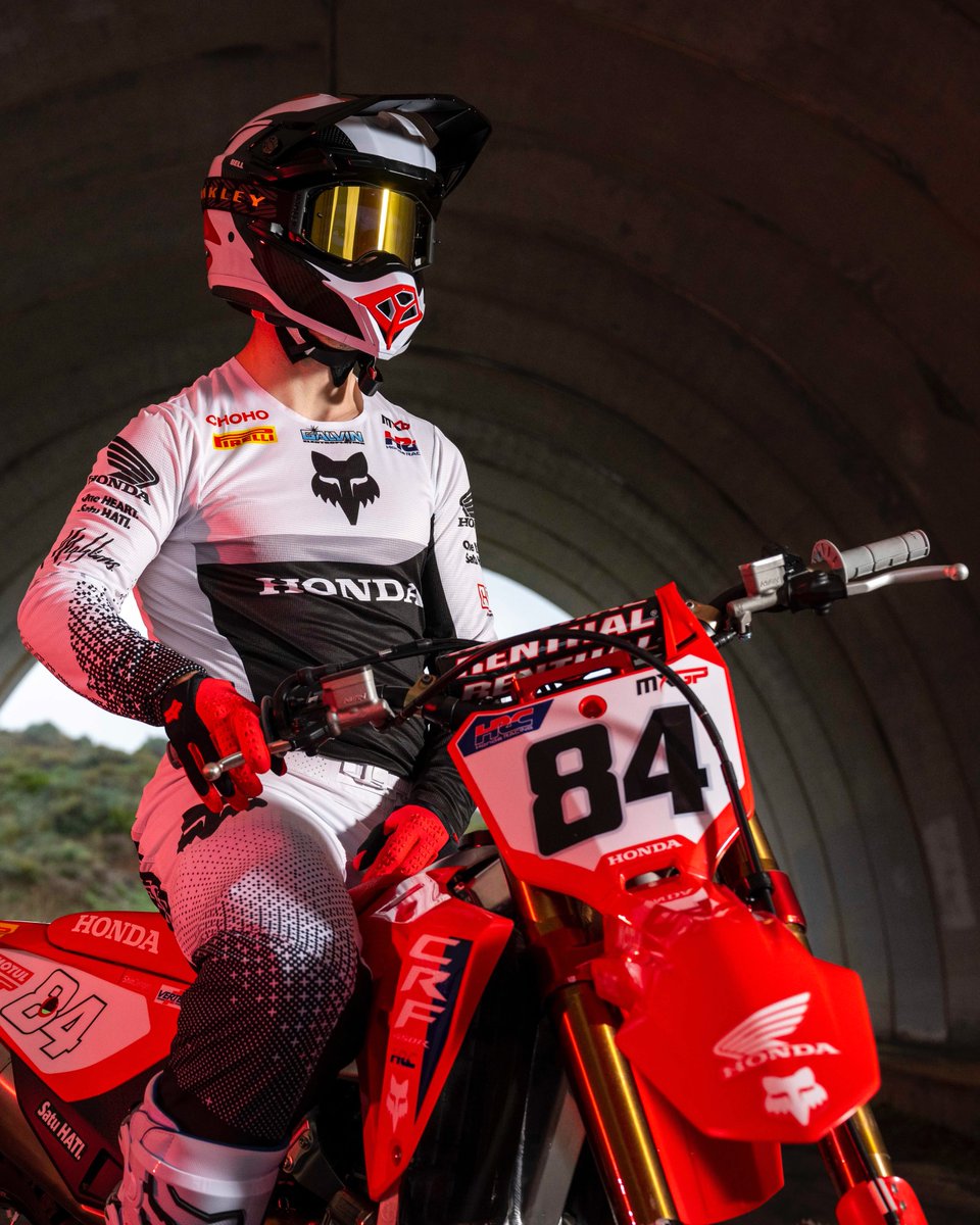 The latest on how Jeffrey is adapting to Honda, a reaction to the first clip of Tim on Yamaha and so much more. Watch the latest 'MXGP Show' now... youtube.com/watch?v=2mxAAl…