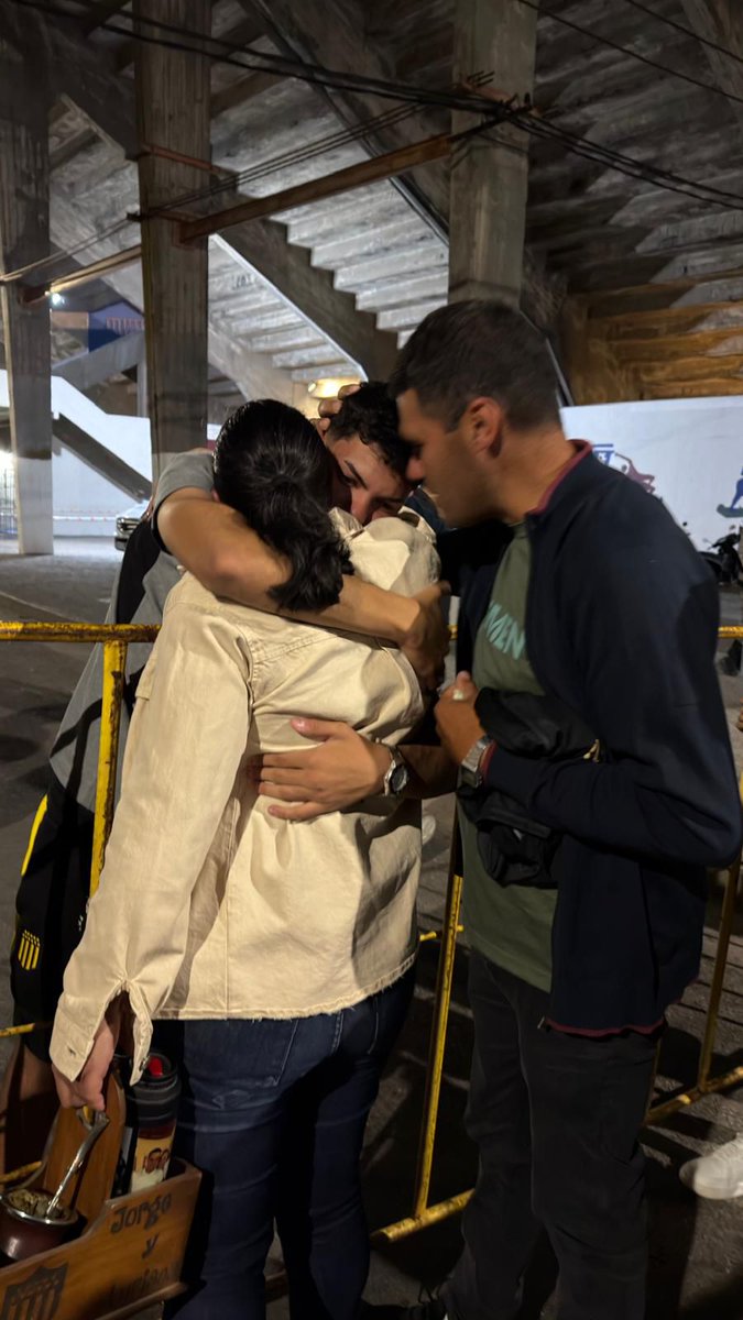 𝐄𝐌𝐎𝐂𝐈𝐎𝐍𝐀𝐍𝐓𝐄 🥹

Este es Facundo Martinez, delantero de Peñarol de 16 años de edad luego de su debut en el primer equipo frente a Central Español.

En la foto, su mamá y su papá junto a él llorando de alegría. luego del esfuerzo y sacrificio.

¡Hasta las lagrimas!