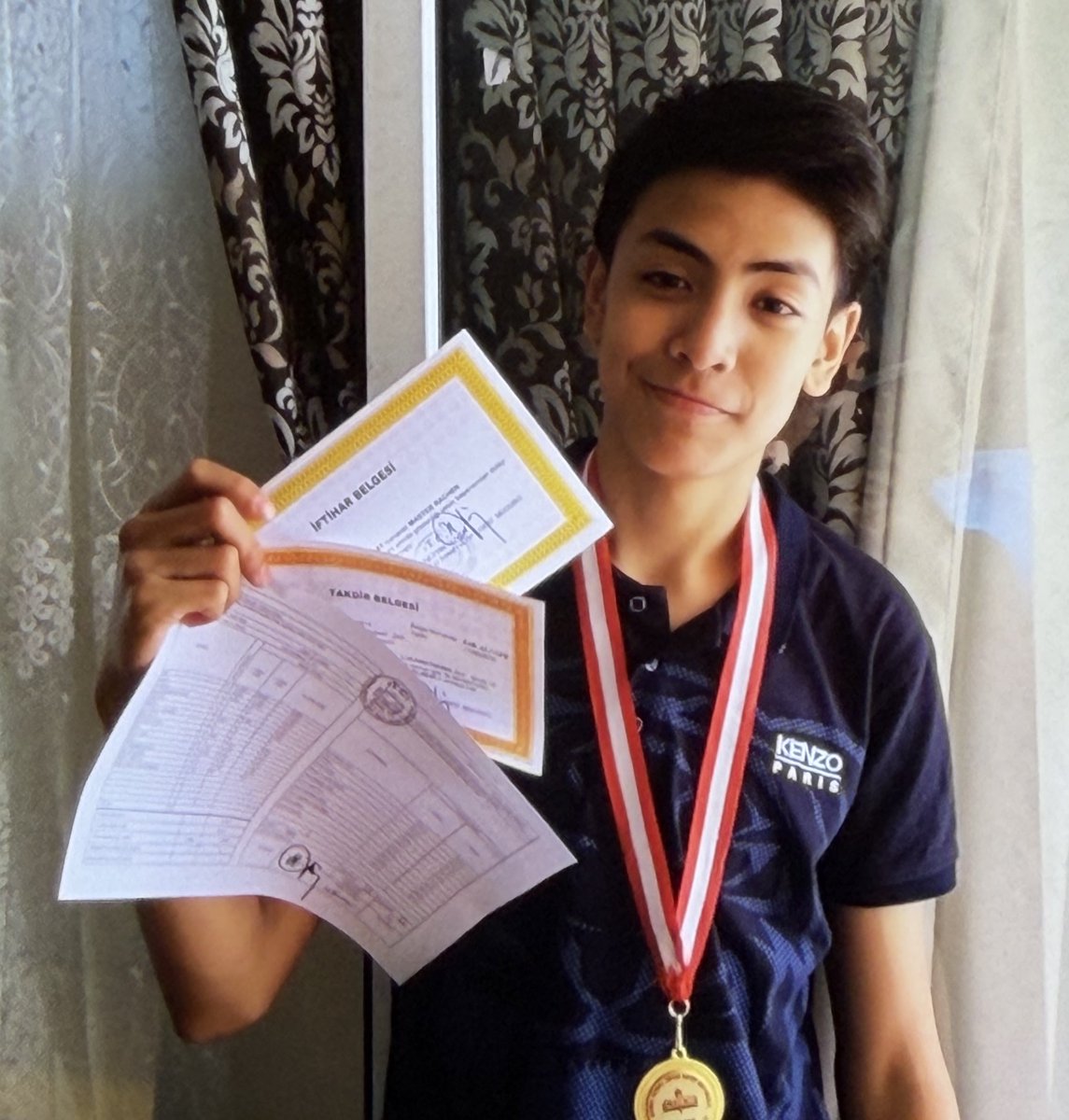 ChenRcj's tweet image. ตอนเด็กผมเรียนเก่งน๊า