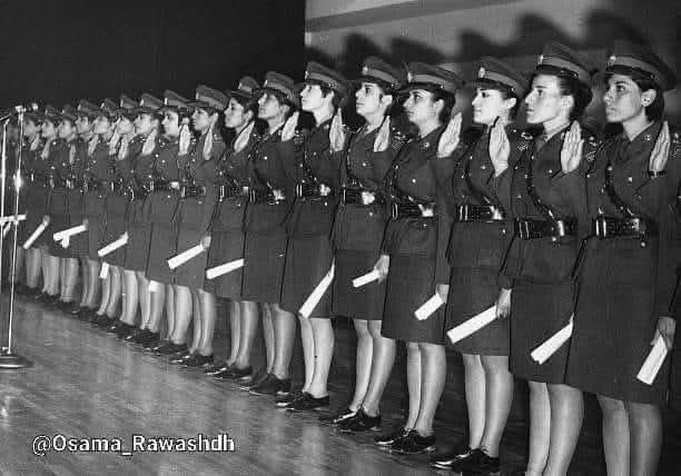 HILDAAJELAT1's tweet image. #منقول 

أخذت هذه الصورة في 8 من  تشرين الثاني لعام 1969 في العاصمة الأردنية عمان لمجموعة من الممرضات المتخرجات من كلية الأميرة منى للتمريض يؤدين اليمين بعد تلقي شهاداتهم من الأميرة منى في مدينة الحسين الرياضية.

هذا هو الأردن قبل أن يتسمم بأفكار الإخوان المسلمين والمد الوهابي!…