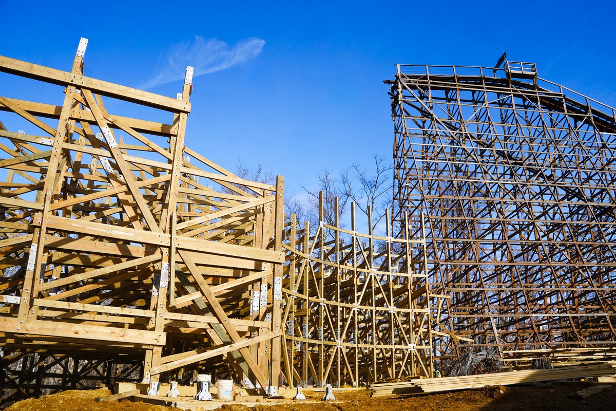 KingsIslandPR's tweet image. New year, new progress! 🎉 Retracking work on The Beast is back in full swing at Kings Island! Our crews and The Gravity Group have started installing vertical track into the helix.

Stay tuned for more updates from the woods! 🌲🏗️