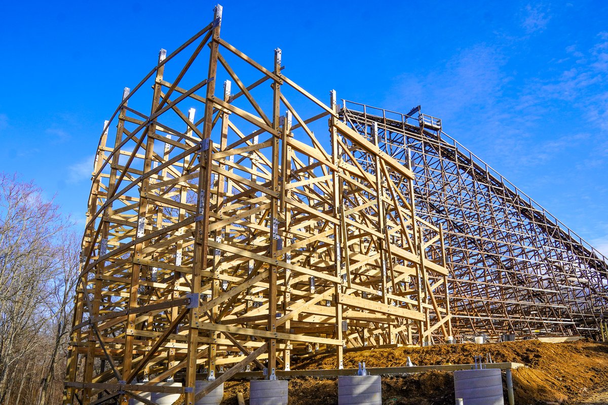 KingsIslandPR's tweet image. New year, new progress! 🎉 Retracking work on The Beast is back in full swing at Kings Island! Our crews and The Gravity Group have started installing vertical track into the helix.

Stay tuned for more updates from the woods! 🌲🏗️