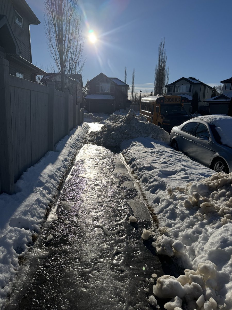 _12_GAUGE's tweet photo. @SarahRyanYEG @AndrewKnack This is your service level? Accessibility doesn’t seem to be a concern to this municipality. https://t.co/I3CWJz7qlk