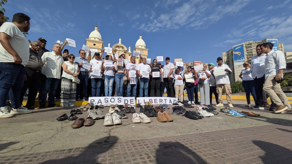 Valientes zulianos protestaron este miércoles #14Ene frente a la Basílica de la Chinita para exigir la liberación de Juan Pablo Guanipa y todos los presos políticos. #QueSeanTodos