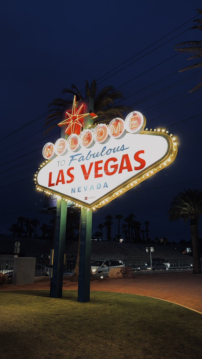 Moha7v's tweet photo. New Year’s in Vegas 🎰 https://t.co/UB9XoGYs0T