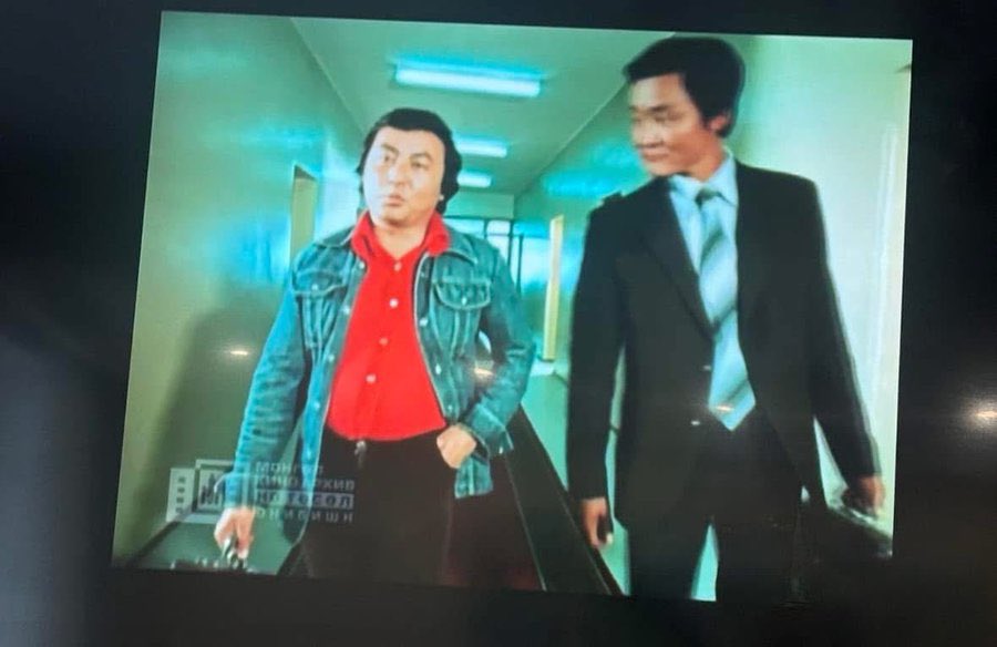 Энэ “Гэрлэж амжаагүй явна” 1981 оны кино дээр түлш эрчим хүчний яам руу ороод шахмал түлш үйлдвэрлэх тухай ярьдаг юм бна. 44 жилийн өмнөх кино гээд боддоо