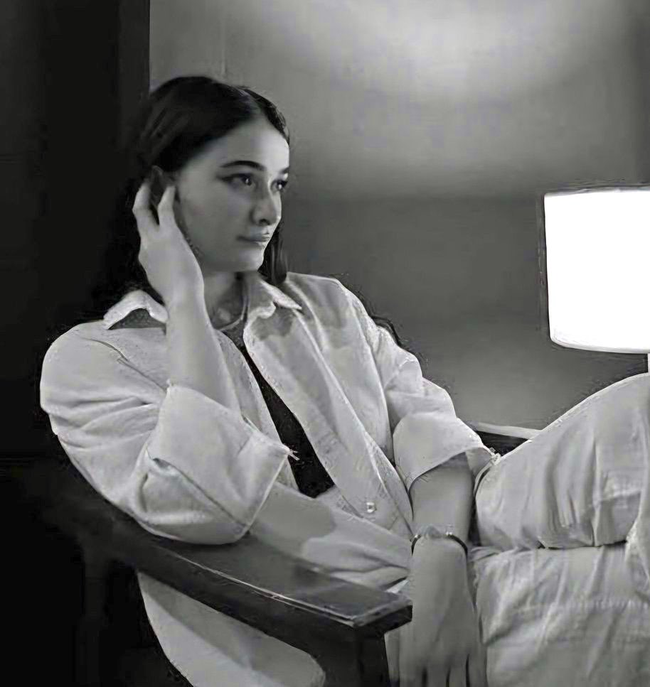 Update #IranProrests (101):
Dit is Negin Ghadimi (28).
Ze werd op 10 januari jl. gedood door repressietroepen tijdens de protesten in de stad Shahsavar N-#Iran.
Ze stierf in de armen van haar vader, enkele momenten nadat ze was neergeschoten door #IRGCterrorists.
Rust zacht Negin