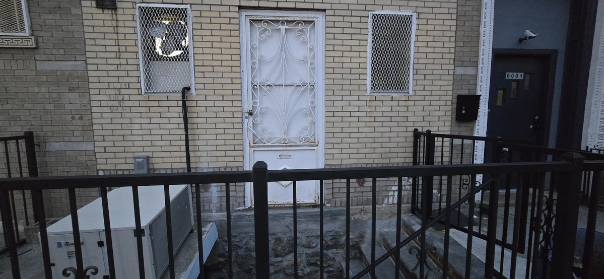 Ed_naaaa's tweet image. This door is definitely from a looney tunes cartoon