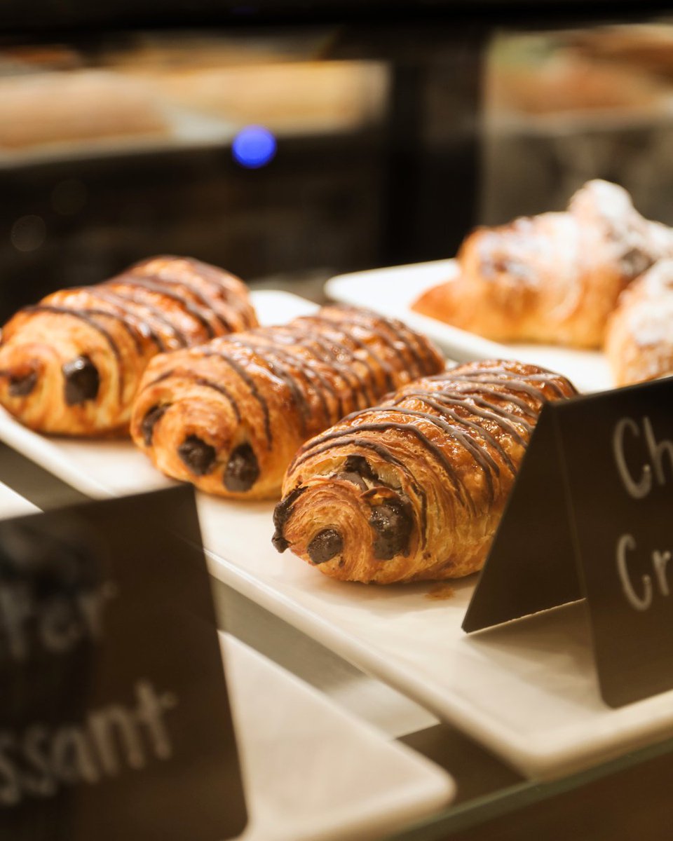HiltonAnaheim's tweet image. From flaky croissants to irresistible treats, Hansen’s Market offers a sweet pause for a busy day. 🥐

⏰ Open daily at 6AM.

📸: @meganngentry

#HiltonAnaheim #HansensMarket  #Pastries