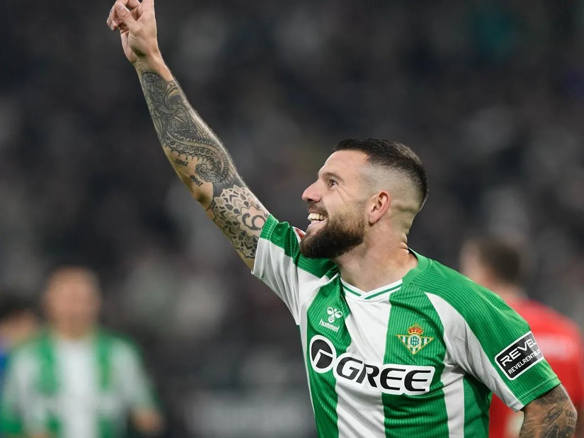 🔝Honor a quien lo merece. Aitor Ruibal hace justicia al fútbol. Un tipo que salió del barro. Que picó piedra hasta llegar a la élite. Nadie le regaló nada. Todo se lo ha ganado él. Con esfuerzo y trabajo. El único que animó cuando el Betis perdía. Sacrificio. Entrega. Corazón.