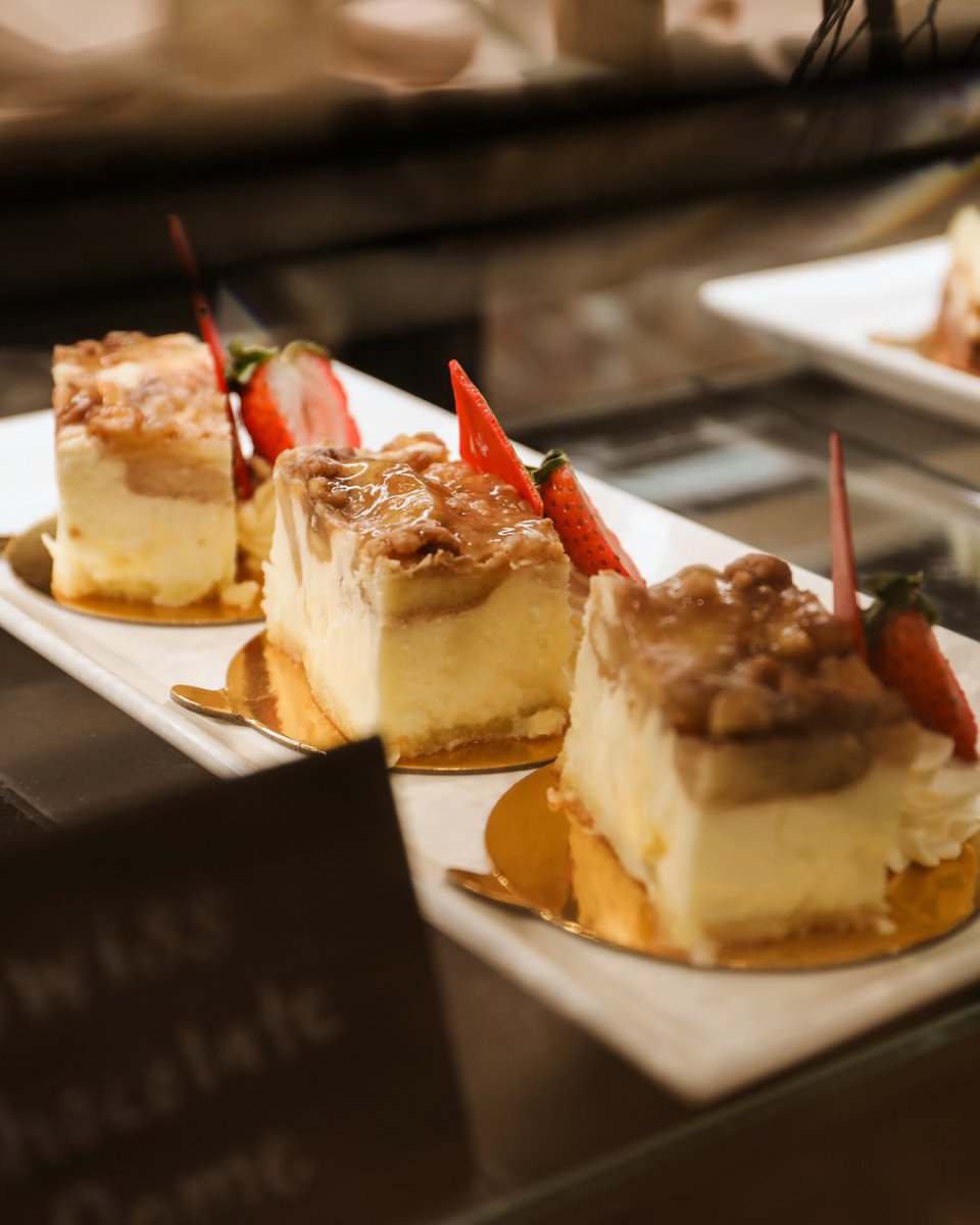 HiltonAnaheim's tweet image. From flaky croissants to irresistible treats, Hansen’s Market offers a sweet pause for a busy day. 🥐

⏰ Open daily at 6AM.

📸: @meganngentry

#HiltonAnaheim #HansensMarket  #Pastries