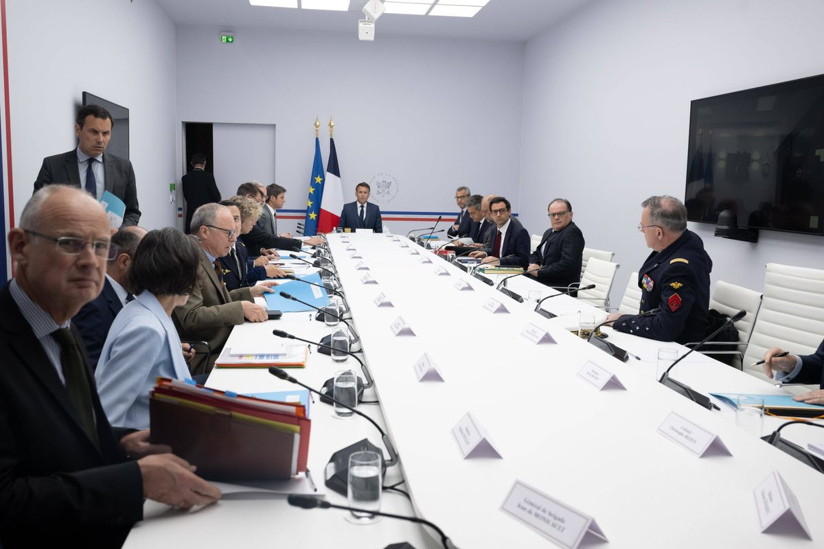 InfosFrancaises's tweet photo. TENSIONS INTERNATIONALES : Un Conseil de défense et de sécurité est convoqué en urgence ce jeudi matin à partir de 8h à l'Élysée, autour d'Emmanuel Macron, sur la situation en Iran et au Groenland (AFP). https://t.co/bjaGo1Fsab