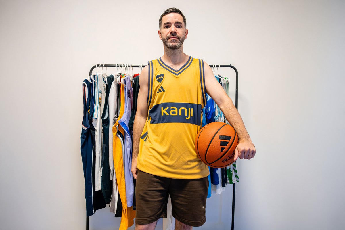 PlanetaBoca's tweet image. Germán Beder fue uno de los modelos para presentar la nueva camiseta del equipo de básquet de Boca 🔵🟡🏀