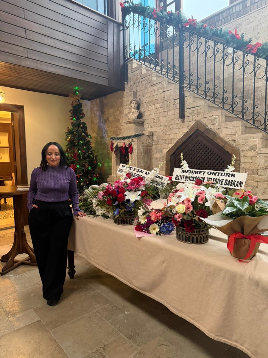 Uzun zamandır üzerinde büyük bir sevgiyle çalıştığım deneme ve anı kitabım “Bir Kadın Bir Şehir Antakya” raflarda yerini aldı.Antakya’nın ruhunu, kendi hikâyemle harmanladığım bu kitabı sizlerle buluşturacak olmanın heyecanını yaşıyorum.Destek veren herkese şimdiden teşekkürler🙏🏻