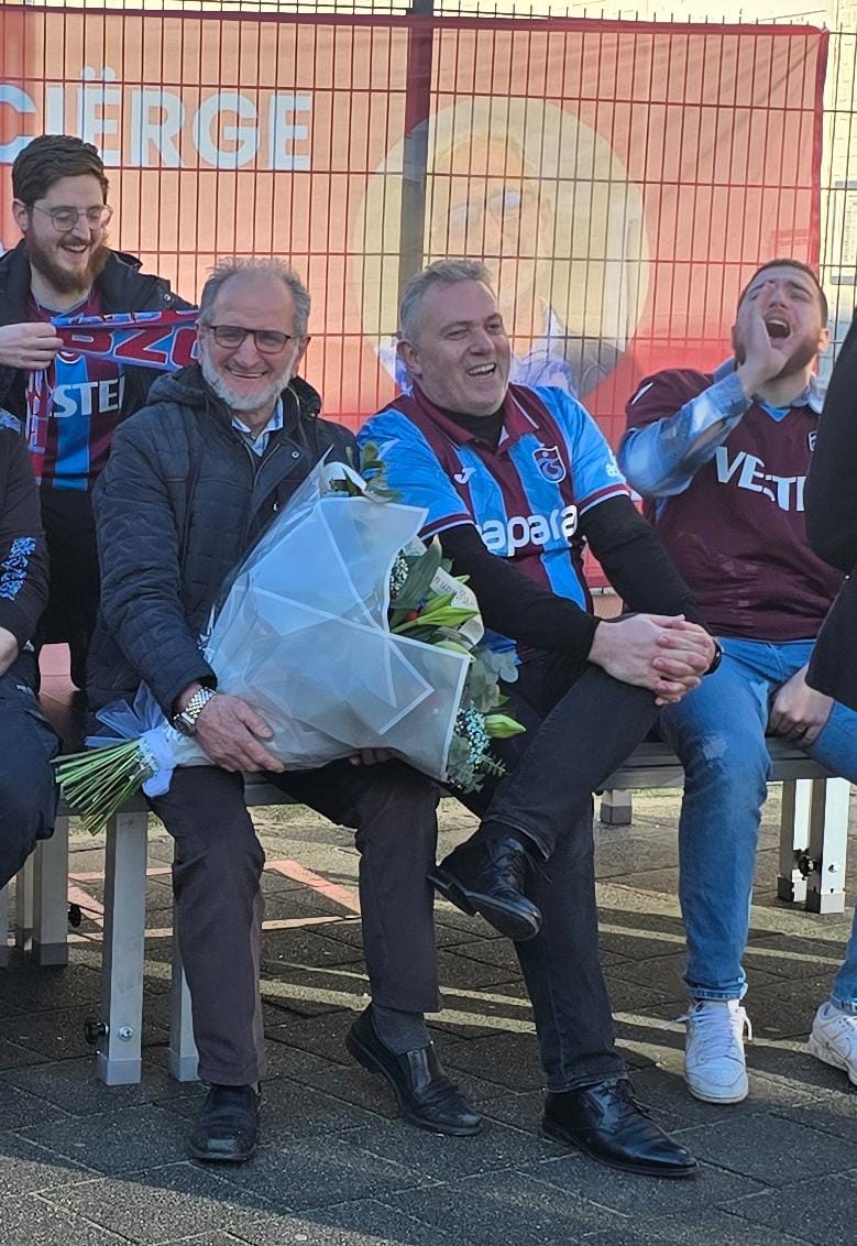 ababilbs's tweet image. Na 40 jaar toewijding, inzet en onvoorwaardelijke liefde voor het onderwijs gaat meester Aslan met pensioen.
Een man die generaties kinderen heeft zien groeien, lachen, struikelen en weer opstaan.
Altijd aanwezig. Altijd betrouwbaar. Altijd zichzelf.