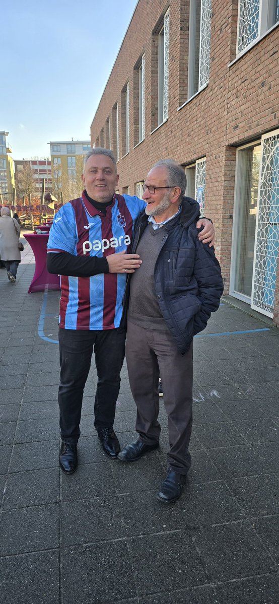 ababilbs's tweet image. Na 40 jaar toewijding, inzet en onvoorwaardelijke liefde voor het onderwijs gaat meester Aslan met pensioen.
Een man die generaties kinderen heeft zien groeien, lachen, struikelen en weer opstaan.
Altijd aanwezig. Altijd betrouwbaar. Altijd zichzelf.