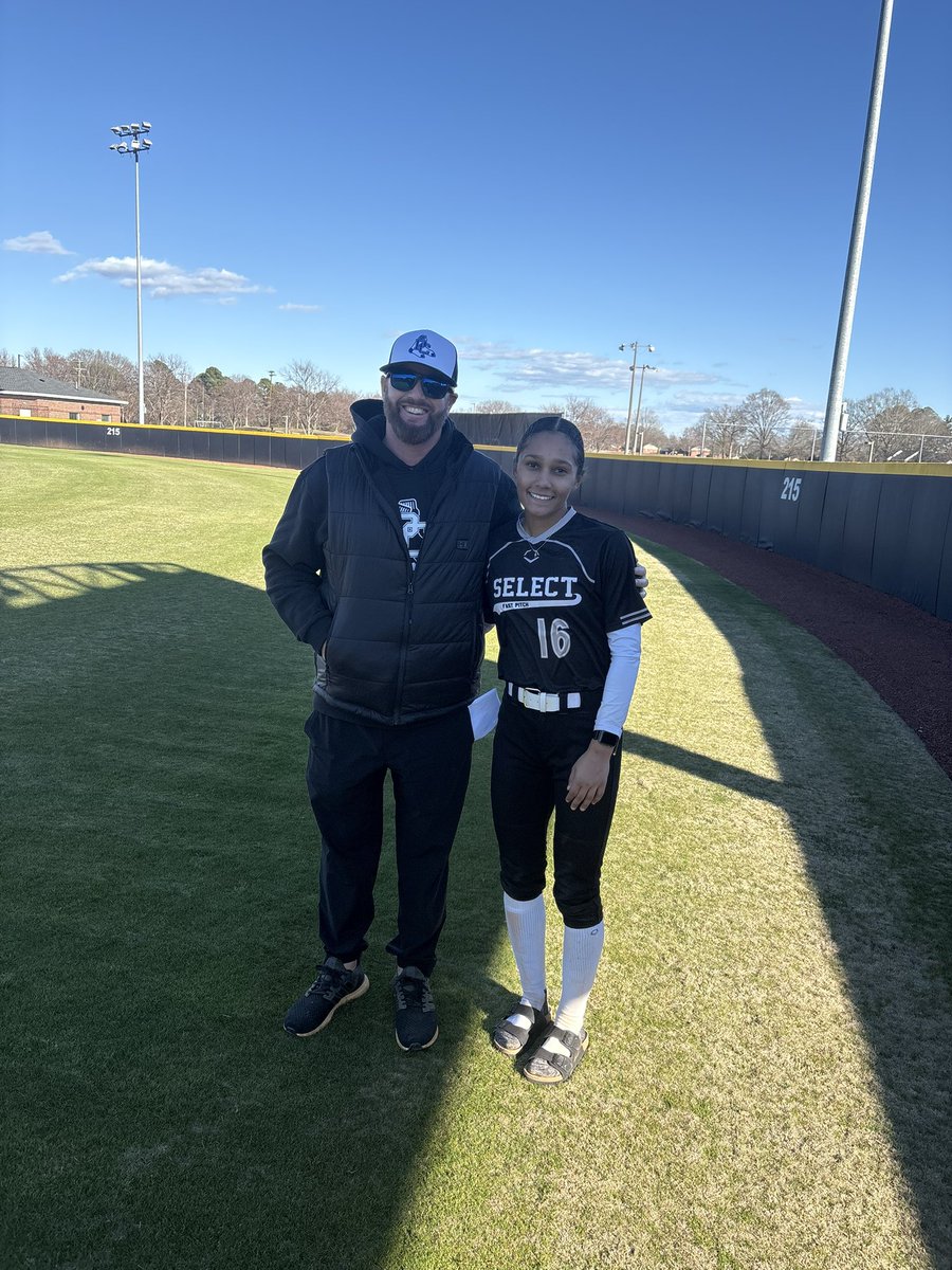 Ava_Shelley16's tweet image. Thank you @BlueHoseSB for such an amazing camp experience! Thank you Coach Williams for speaking with me, and thank you @Maddi_Wood_22 for the tour!

@Select16Zagozda 
@ejonesrockchalk