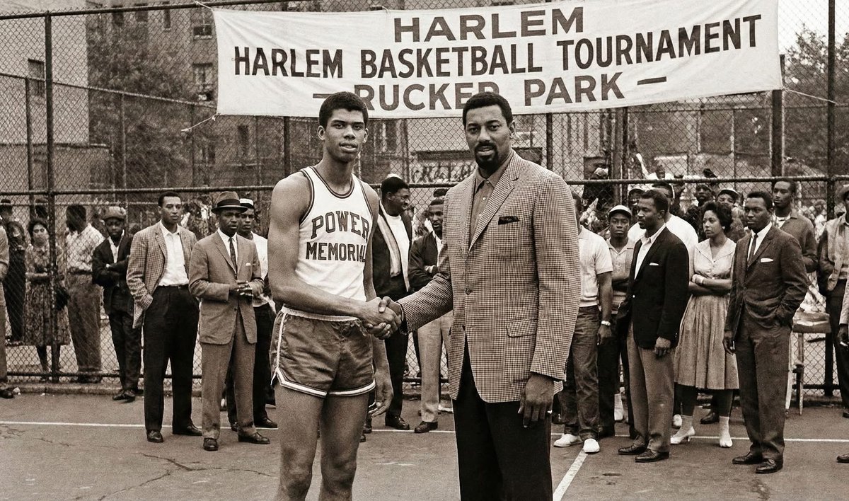 erecasner's tweet image. My first time seeing this picture of the two greatest Centers of all time.