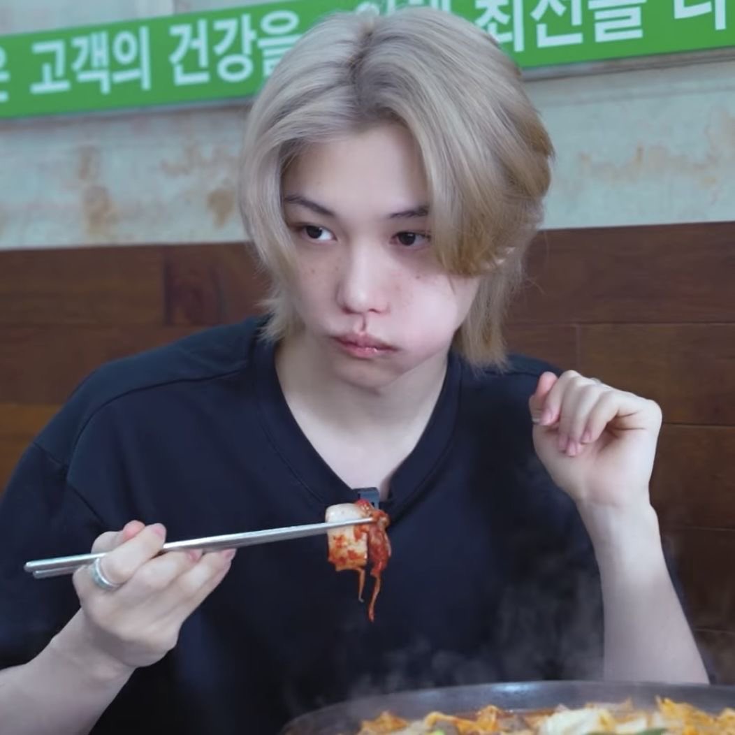 lixveil's tweet image. felix eating                         felix eating