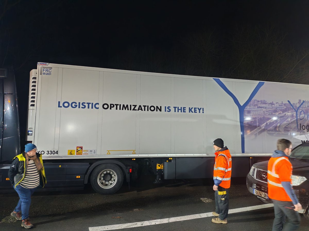 plumedeschamps's tweet image. À Dol de Bretagne, les agriculteurs de la FDSEA viennent d’intercepter 
un camion frigorifique contenant 22 tonnes de poulet venant du Brésil et « destinées à être revendus sous la marque Père Dodu de la Coopérative Terrena », selon un porte parole Thierry Bourgeault sur place.