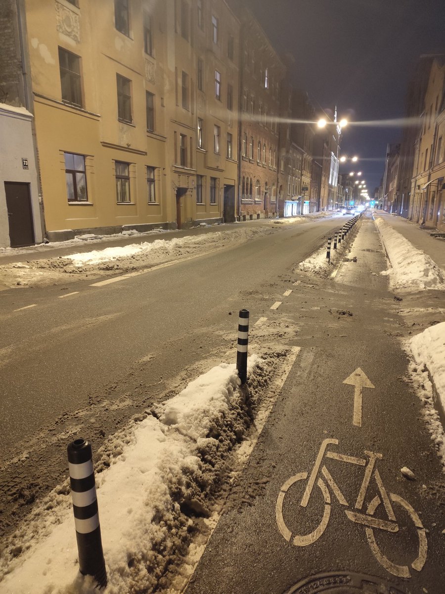 Šoziem mainījies primārais pārvietošanās līdzeklis no velo uz bērnu ratiem. Secinājumi? 1) Bēbim  netīrītās ietves ir labākais iemidzinātājs. 2) Joprojām esmu #teamstabiņi, jo uz velojoslām ar/bez stabiņiem atšķirība ir vnk graujoša. 3) #ziemaarvelo joprojām ir kaifs! ❄️🚲🤍