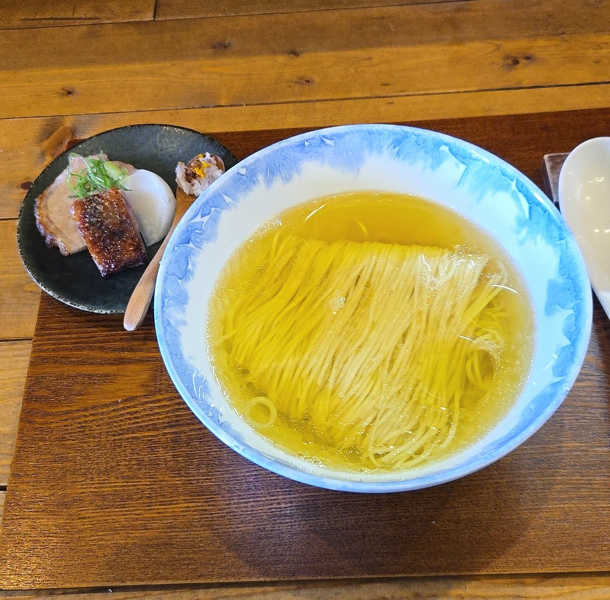 KaizokuoMa's tweet photo. 【Ramen FeeL】日向和田
FeeL The 塩らぁ麺
訪麺🍜琥珀色に輝く清らかな淡麗soup！清純でふくよかな鶏出汁に和やかな魚貝の塩味…心が洗われる清涼で奥深い味わいと優しい余韻がじんわり沁み～る珠玉の逸杯♪めッちゃウマ──ッ!!
妖艶滑らかなツルシコの中細麺&amp;別皿のTP🥩達も格別🥰
超絶美味‼️🙏💥💯 https://t.co/pj0gpH7NrX