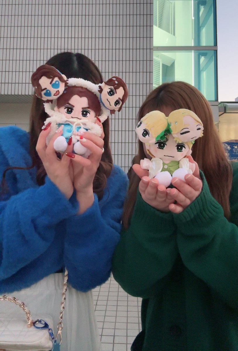 buuchama's tweet photo. ライブ初めはトラジャの横アリでした！
1日目は自名義で銀テゲット！
2日目は急遽参戦になったけど、うみとのえるさんから確定ファンサもらって幸せすぎました💞
わたし的安定のうみげんも大好きなダブルカイトもできて満足すぎる2daysでした🥰 https://t.co/oMDyhr2PWM