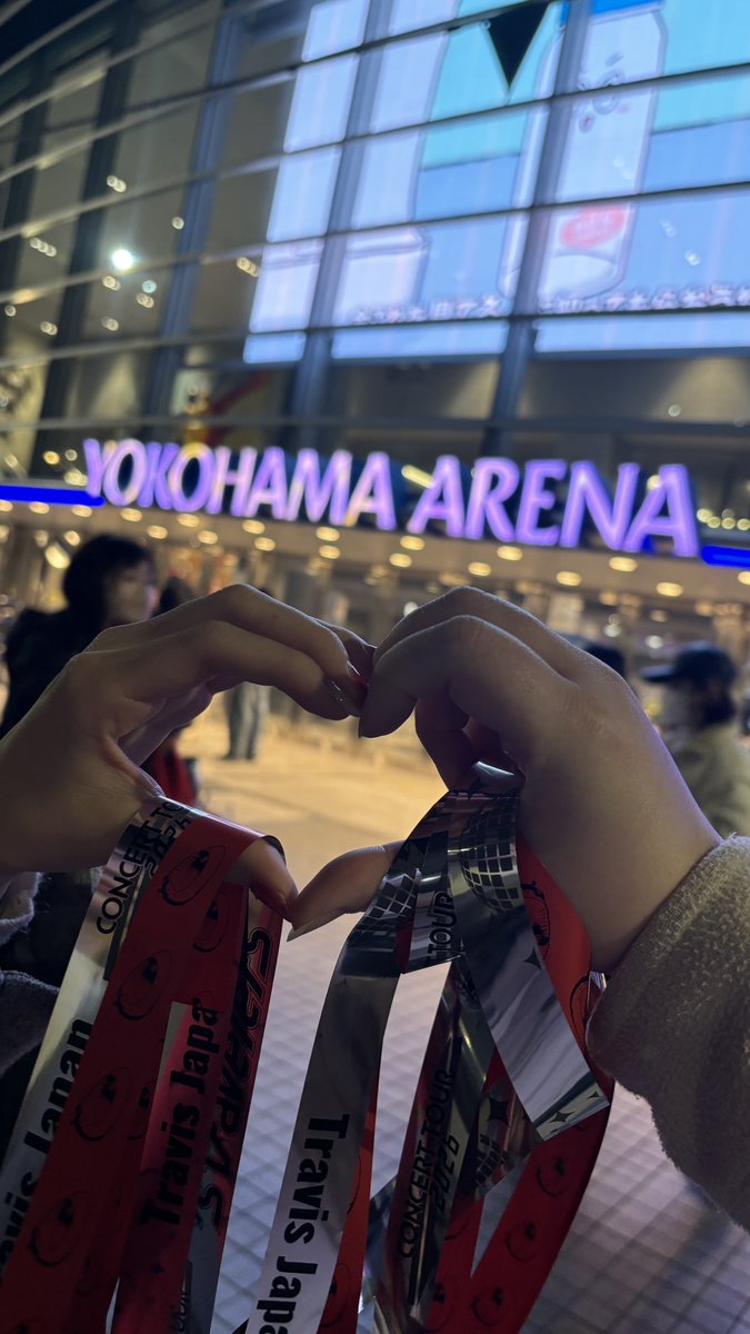 buuchama's tweet photo. ライブ初めはトラジャの横アリでした！
1日目は自名義で銀テゲット！
2日目は急遽参戦になったけど、うみとのえるさんから確定ファンサもらって幸せすぎました💞
わたし的安定のうみげんも大好きなダブルカイトもできて満足すぎる2daysでした🥰 https://t.co/oMDyhr2PWM