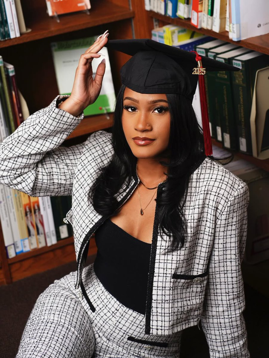 Spring bookings are officially open📸

sammiedorphotography.org/graduationpack…