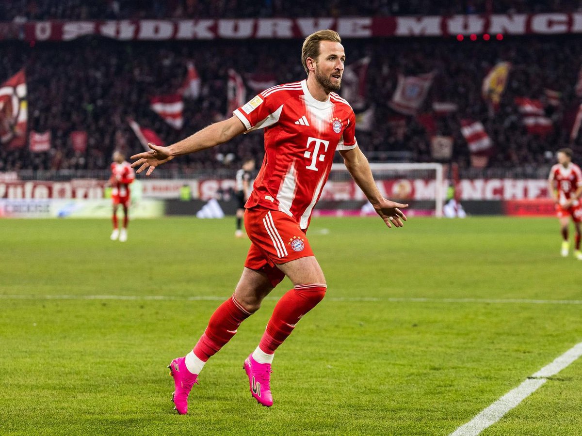 MusialaEra's tweet image. Harry Kane is a top 5 striker of all time. People just refuse to admit because of the lack of silverware. This is arguably the best striker I‘ve seen in my lifetime. He is basically an S tier finisher and then also KdB in midfield. What a rare and unique species he‘s an alien