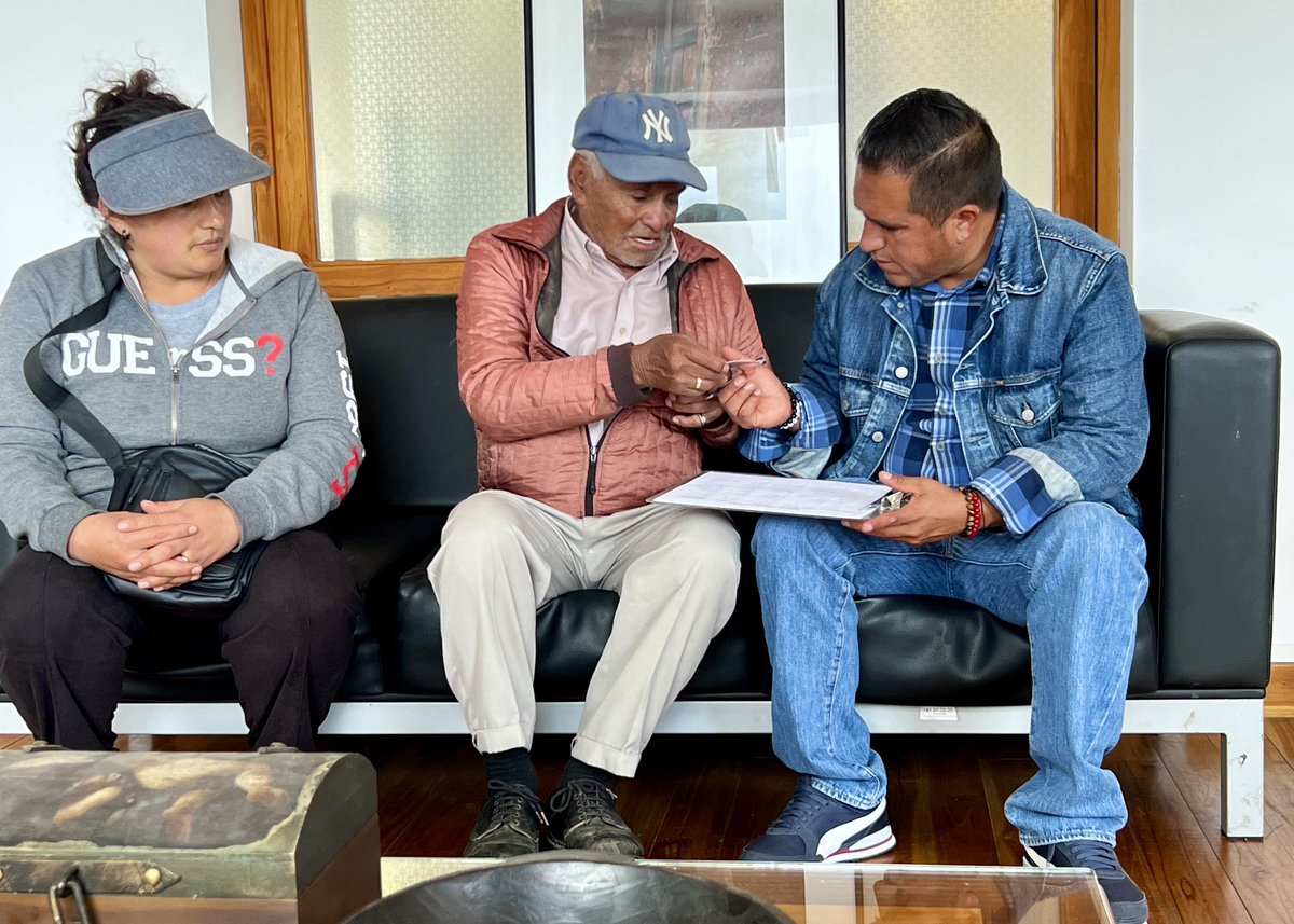 AccionSocialCue's tweet photo. Es un gusto recibir a la ciudadanía y brindar una atención cercana y oportuna, siempre con alegría, respeto y mucha empatía 😊.
Escuchar, acompañar y ayudar a solventar sus necesidades es parte de nuestro compromiso diario con la comunidad.

@czamoramatute
@MunicipioCuenca https://t.co/PZmVxAhMEI