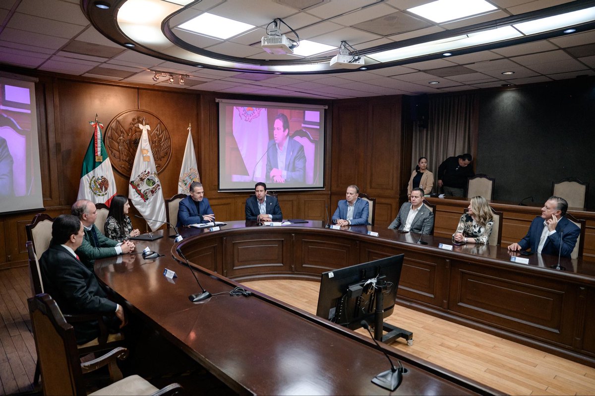 javierdiazglz's tweet photo. (2/2) Saltillo será visitada por cientos de miles de personas durante la máxima fiesta mundial del fútbol y estamos listos para recibirles.

Aquí andamos trabajando con todo, estrechando relaciones en beneficio de las y los saltillenses 💪

#PorAmoraSaltillo https://t.co/hPaurf5YB1