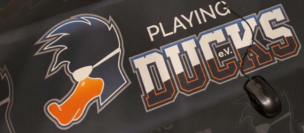 🦆 Offizielles Gaming-Mauspad der <a href="/PlayingDucks/">Playing-Ducks e. V. 🇩🇪🦆</a>  
Entwickelt und produziert im Auftrag des Vereins
- Größe: 40 × 90 cm
- Unterseite: rutschfeste Gummibasis

Die abgebildete Maus dient ausschließlich dem Größenvergleich! 👊
