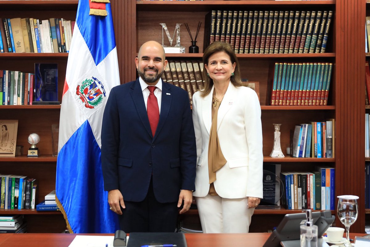 En un encuentro en su despacho, la vicepresidenta de la República, <a href="/RaquelPenaVice/">Raquel Peña</a>, sostuvo una reunión con Boris León, presidente de la Junta Directiva de la Asociación Nacional de Jóvenes Empresarios (<a href="/ANJE_RD/">ANJE</a>), donde se presentó la nueva directiva y las propuestas de trabajo