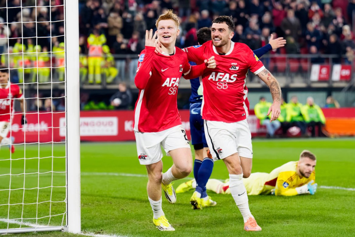 UM, DOIS, TRÊS, QUATRO, CINCO, SEIS!

SURRA HISTÓRICA! AZ ATROPELA O AJAX POR 6 A 0 E AVANÇA PARA AS QUARTAS DE FINAL DA COPA DA HOLANDA!

Parrott (3), Peer Koopmeiners, Smit e Sadiq marcaram os gols.
#AZ #azaja #TOTOKNVBBeker
