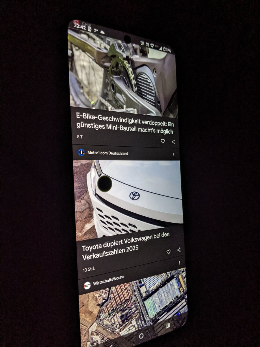 My upcoming plan regarding smartphones this year is to get rid of the black dot that follows me everywhere on my current motorola screen. Either by buying a #Unihertz Titan 2, winning one or waiting for the new Elite 😉 <a href="/Unihertz/">Unihertz</a>