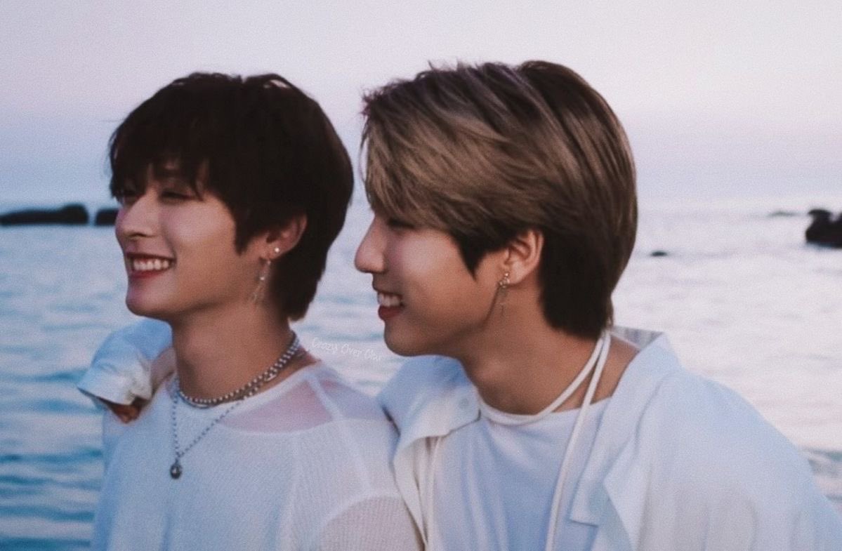 linoskittyclub's tweet image. Summer Love | #minsung au

Onde Minho e Jisung se conhecem no interior da Itália quando ainda adolescentes e vivem um amor de verão inesquecível.

Ou

Onde Minho e Jisung se desencontram depois daquele verão e, 20 anos depois, o destino decide juntar eles novamente.