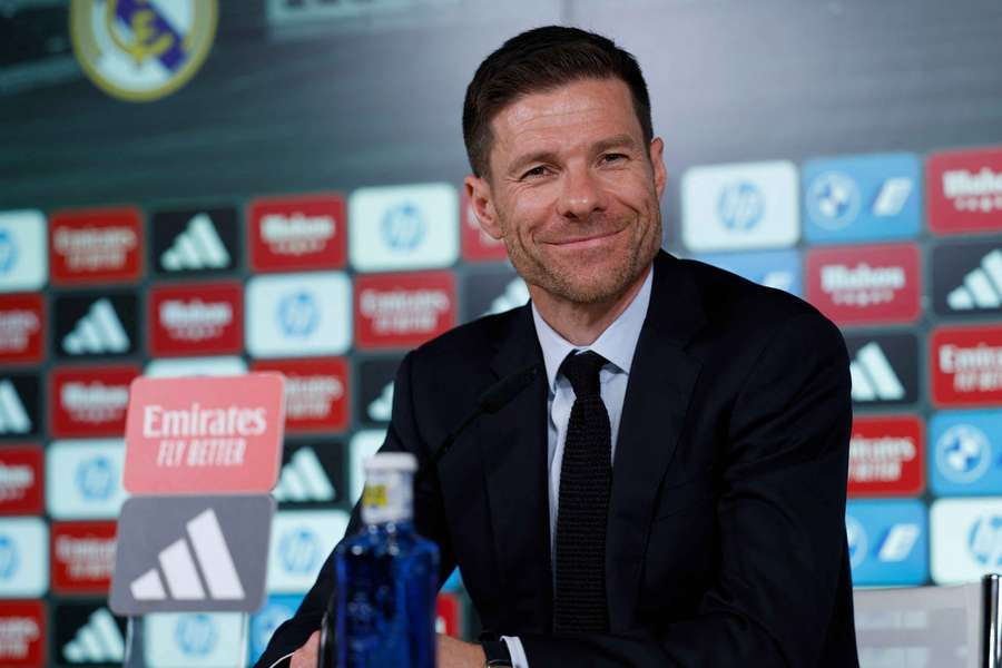 On delikatnie uśmiechnięty