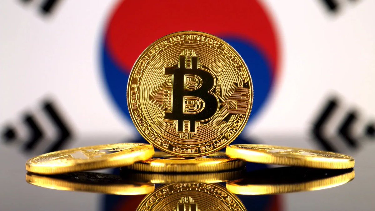 JUST IN: 🇰🇷 South Koreans are withdrawing from banks to buy Bitcoin,  gold, and stocks. - Seoul Kyungjae - Savers are withdrawing $2.7 billion  per day from savings accounts - Banks have