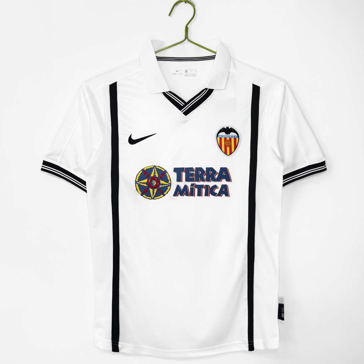 FerElTomatxAzul's tweet image. ⚽️SORTEO FUTHOOPS⚽️

Una camiseta histórica del Valencia a elegir (envíos a España)

Requisitos:

- Seguir a @Futhoops y a mí
- Dar RT a este tweet
- (opcional) mencionar a un amigo 

Ganador este domingo ‼️‼️‼️